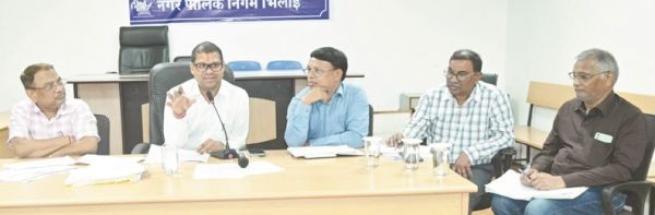 निगम आयुक्त ने की समीक्षा बैठक