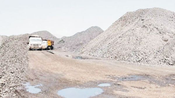 कोयले के ढेर में लगी आग, धुएं से फैल रहा प्रदूषण