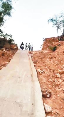 मेडिकल कॉलेज रोड पर बाइक स्टंट