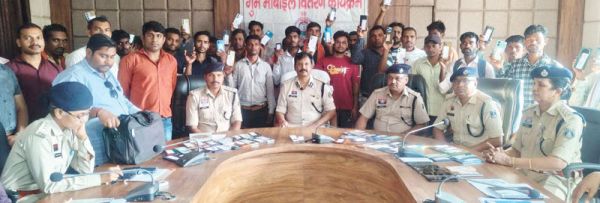 सूरजपुर पुलिस ने लौटाए 50 लाख के 293 गुम मोबाइल