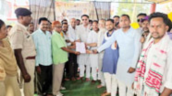 लोकतंत्र और संविधान बचाने कांग्रेस का सत्याग्रह, धनोरा में जुटे सैकड़ों कार्यकर्ता