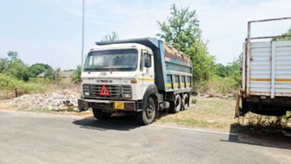 तालाब से अवैध मुरूम खुदाई, हाइवा जब्त