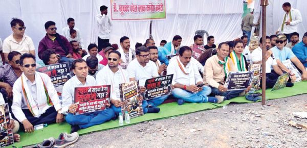 भाठागांव रोड निर्माण में देरी के विरोध में कांग्रेस धरने पर