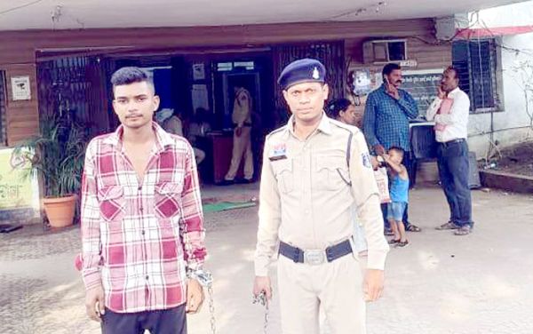 दुर्घटनाग्रस्त स्कार्पियो से शादी के गहने, कपड़े नगदी पार करने वाले दो गिरफ्तार
