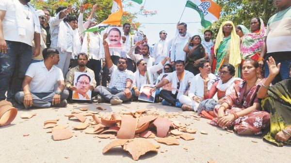 पेयजल संकट से भडक़े कांग्रेसियों ने मटका तोडक़र किया प्रदर्शन