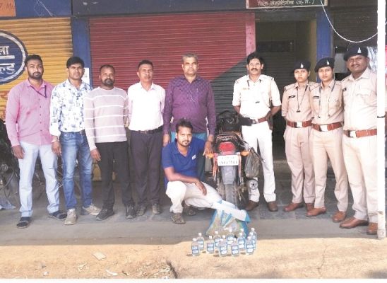 महाराष्ट्र के शराब संग आरोपी पकड़ाया