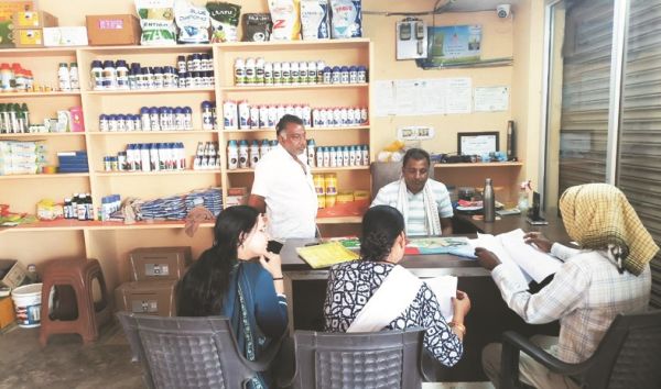कृषि अमले ने उर्वरक विक्रेताओं के प्रतिष्ठान में दी दबिश