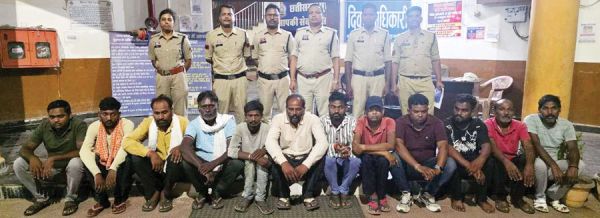 जुआ खेलते 12 गिरफ्तार