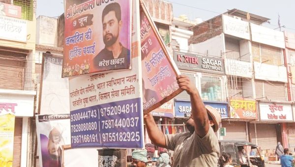 बरसात से पहले निगम की सख्ती, सडक़ों से हटाए जा रहे अवैध बैनर-पोस्टर