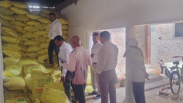 उर्वरक विक्रय में गड़बड़ी, दुकानों पर छापा, 3 लाइसेंस निलंबित, सैकड़ों बोरी खाद जब्त