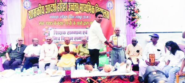 31 साल बाद स्कूल दोस्तों की सजी महफि़ल, छात्र जीवन की यादें की तरोताजा