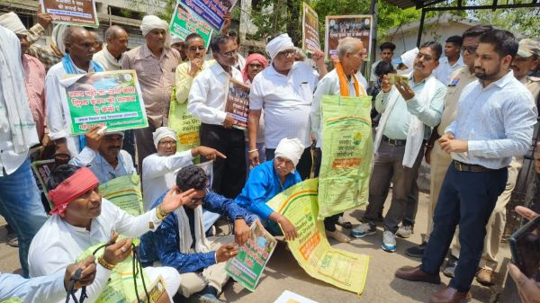 खाद की कालाबाजारी के विरोध में प्रदर्शन