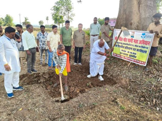 मोर गांव-मोर पानी महा अभियान: सांसद चिंतामणी महाराज ने खेत में गड्ढा खोदकर दिया जल संरक्षण का संदेश