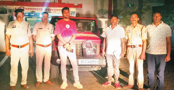 चेकिंग के दौरान थार से 10 लाख जब्त