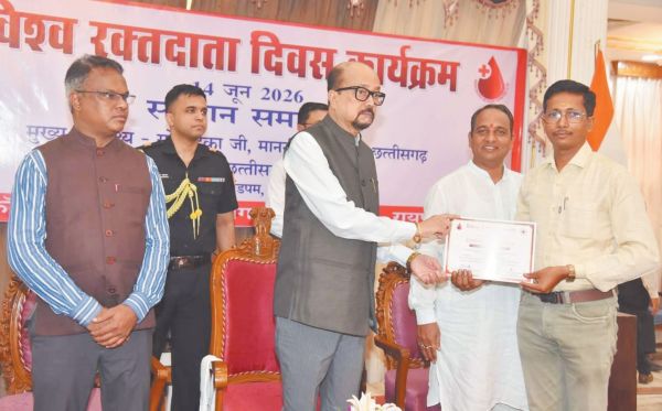 रक्तदान के महायोद्धा महेंद्र सेठिया का राज्यपाल ने किया सम्मान