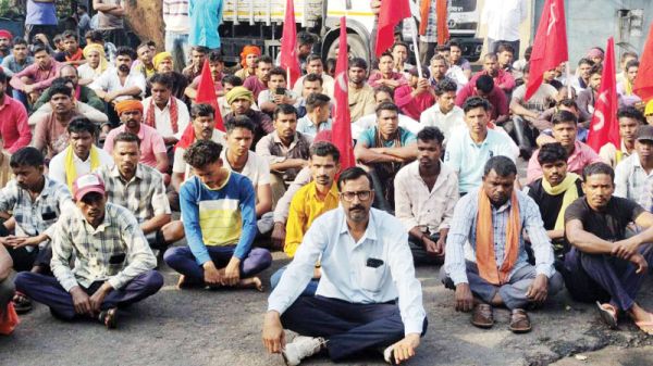 मांगों पर ठेका श्रमिकों का सांकेतिक धरना, प्रबंधन को सौंपा ज्ञापन