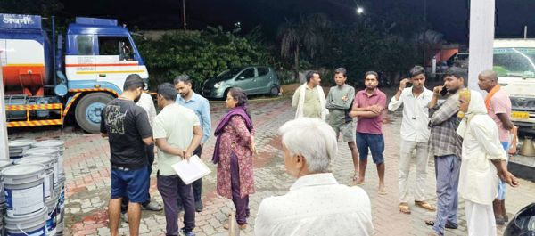 ईंधन से भरा टैंकर खड़ा, फिर भी पेट्रोल पंप को रखा ड्राई, प्रशासन की कार्रवाई से शुरू हुई बिक्री