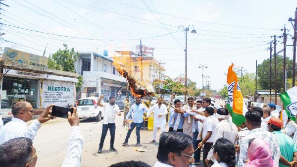 बिजली बिल वृद्धि : कांग्रेसियों ने फूंका सीएम का पुतला