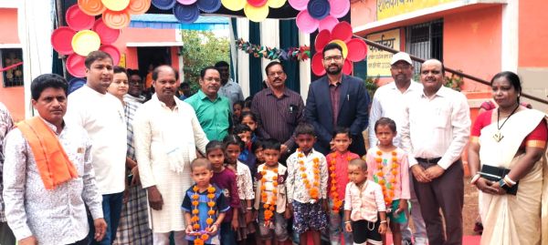  शाला प्रवेशोत्सव: बच्चों को तिलक  लगाकर व मिठाई खिलाकर स्वागत