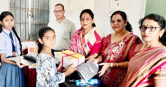 जिला भाजपा महिला मोर्चा अध्यक्ष प्रज्ञा   ने विद्यार्थियों संग किया न्योता भोज 