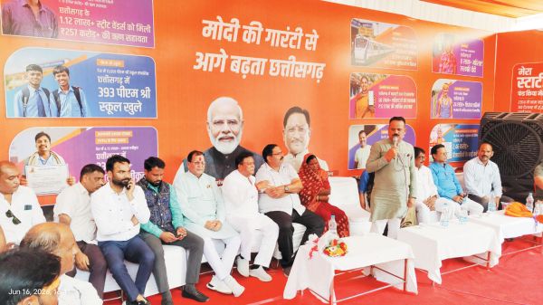 मोदी के 12 साल पूरे होने पर छायाचित्र प्रदर्शनी