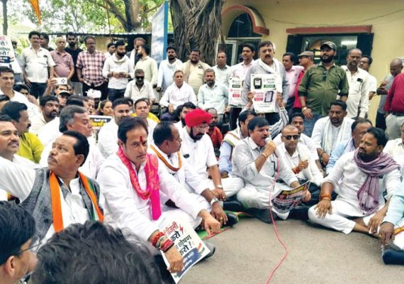 बिजली की दरों में वृद्धि और स्मार्ट मीटर के विरोध में साय सरकार का पुतला फूंका