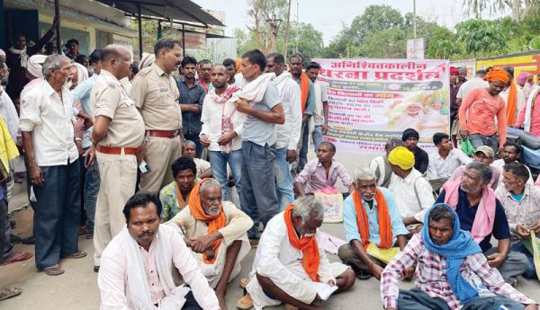 धान भुगतान और फर्जी केसीसी मामलों पर किसानों का बेमुद्दत धरना शुरू