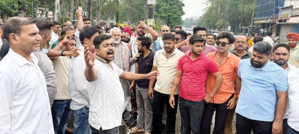 बिजली दर वृद्धि के विरोध में कांग्रेस ने फूंका सीएम का पुतला