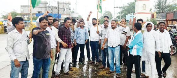 कांग्रेस का धरना-प्रदर्शन, सीएम का पुतला दहन