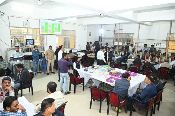 तस्वीरों में मतगणना केंद्र