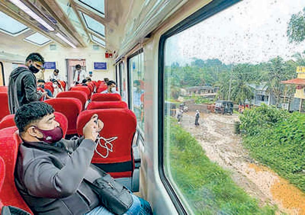 छत्तीसगढ़ की धड़कन और हलचल पर दैनिक कॉलम : राजपथ-जनपथ : विस्टाडोम कोच बस्तर की ट्रेन में..