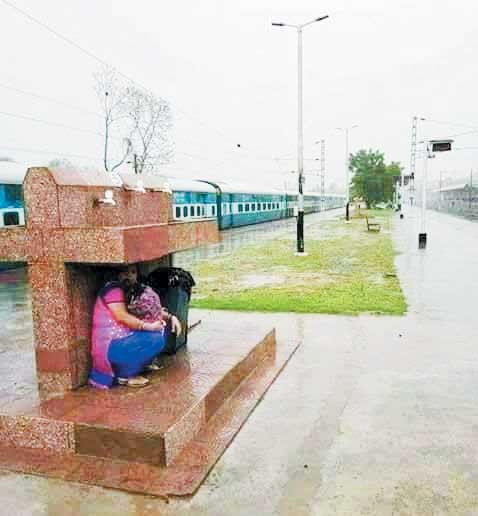 छत्तीसगढ़ की धड़कन और हलचल पर दैनिक कॉलम : राजपथ-जनपथ : बारिश से बचाता प्याऊ