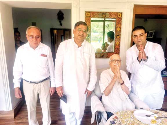 राजपथ-जनपथ : टिकट इधर से, आशीर्वाद उधर से राजपथ-जनपथ : टिकट इधर से, आशीर्वाद उधर से