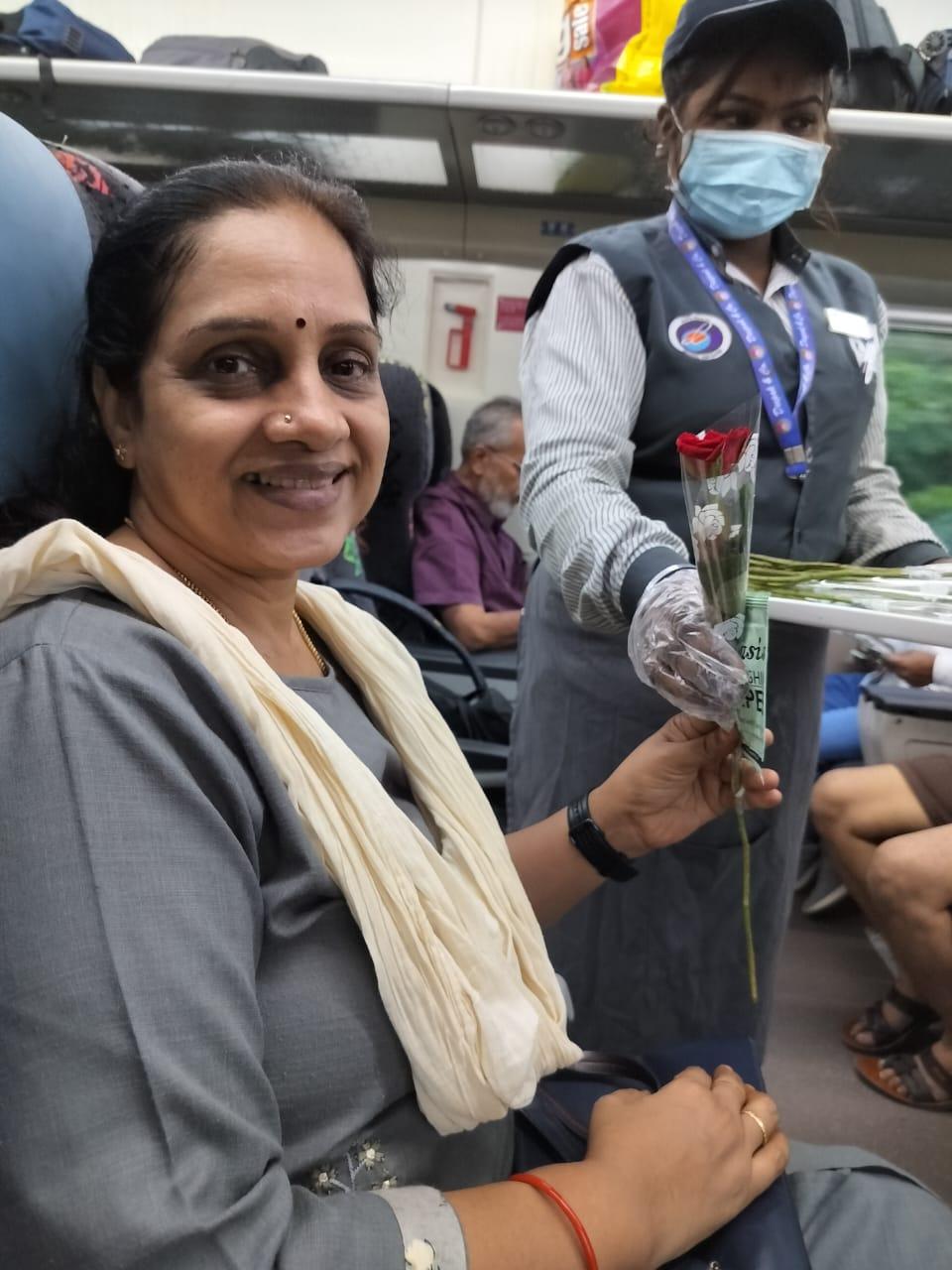 राजपथ-जनपथ : वंदे भारत में गुलाब से स्वागत राजपथ-जनपथ : वंदे भारत में गुलाब से स्वागत