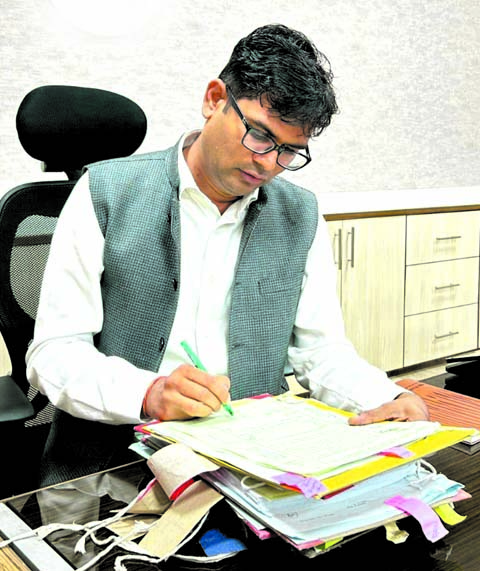 राजपथ-जनपथ : कमरे की दीवारें हैरान राजपथ-जनपथ : कमरे की दीवारें हैरान