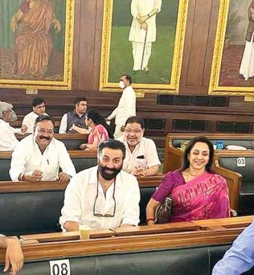 छत्तीसगढ़ की धड़कन और हलचल पर दैनिक कॉलम : राजपथ-जनपथ : यह तस्वीर बहुत खास इसलिए भी है..