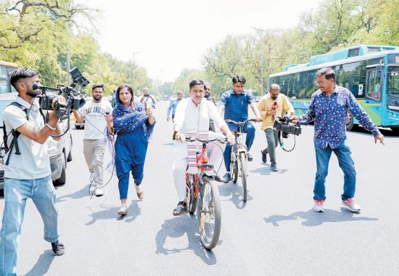 राजपथ-जनपथ : एक और रस्म निभाई साइकिल ने