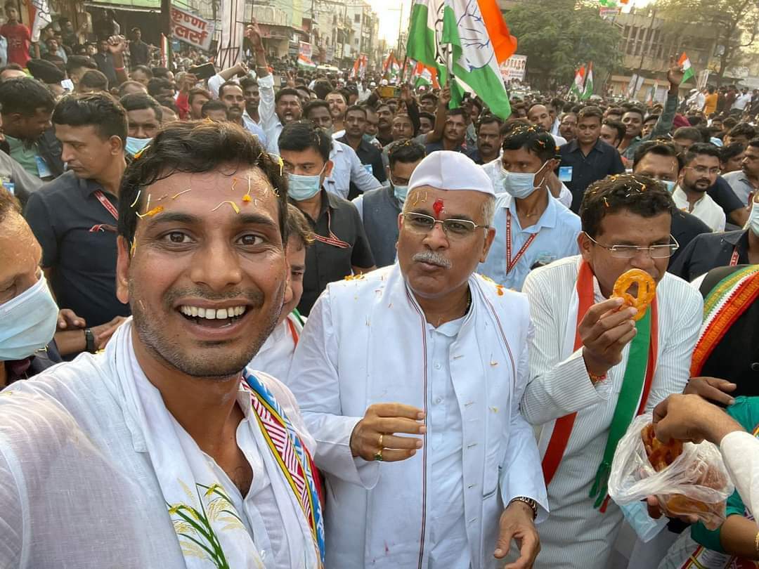 भिलाई जन जागरण रैली के दौरान जलेबी चौक की जलेबी का स्वाद लेते हुए