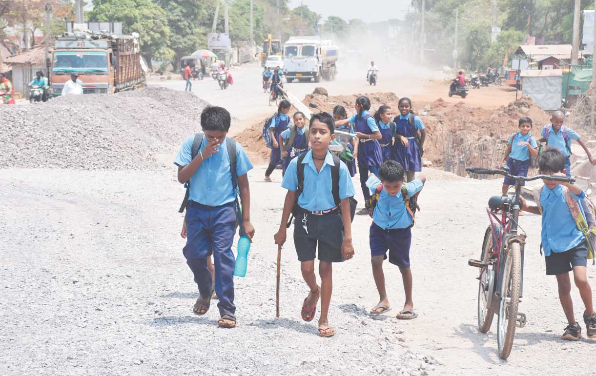 बच्चों का चिलचिलाती धूप में घर लौटना बच्चों का चिलचिलाती धूप में घर लौटना