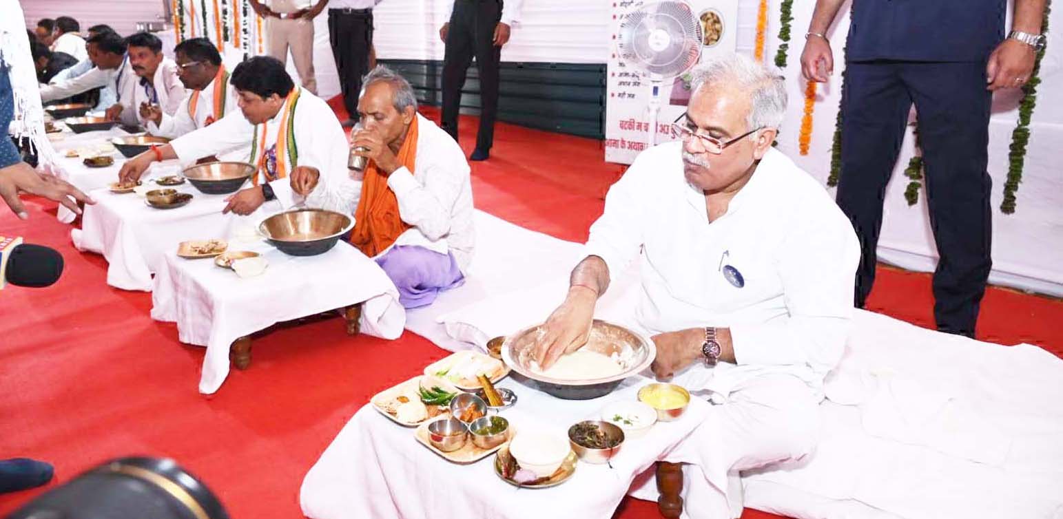 मजदूरों संग बोरे-बासी खाया सीएम ने मजदूरों संग बोरे-बासी खाया सीएम ने