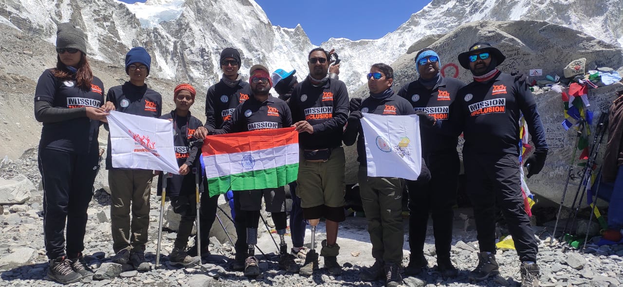 रायपुर एयरपोर्ट पहुचे 9 सदस्यीय टीम, 5364 मीटर सफल अभियान के बाद रायपुर एयरपोर्ट पहुचे 9 सदस्यीय टीम, 5364 मीटर सफल अभियान के बाद