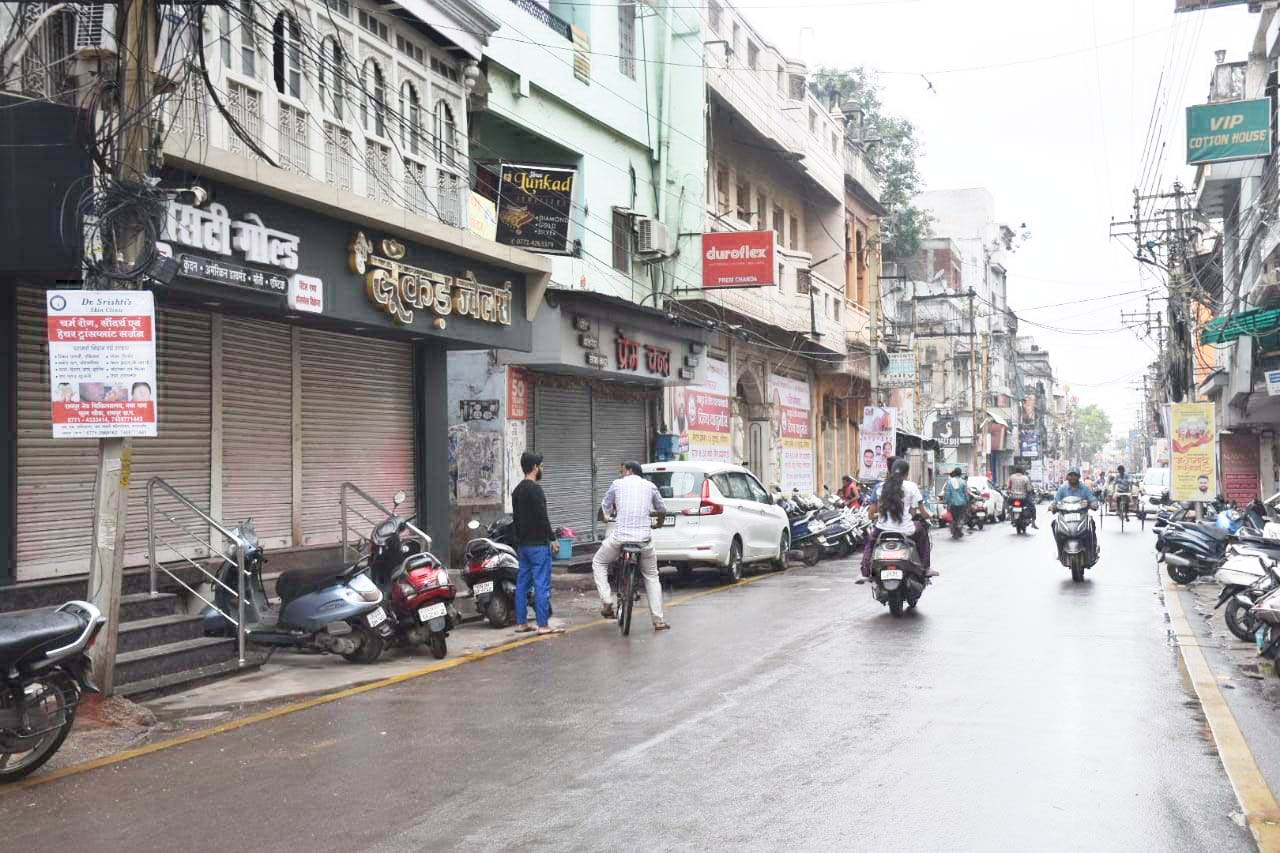 सराफा में भी ताला....