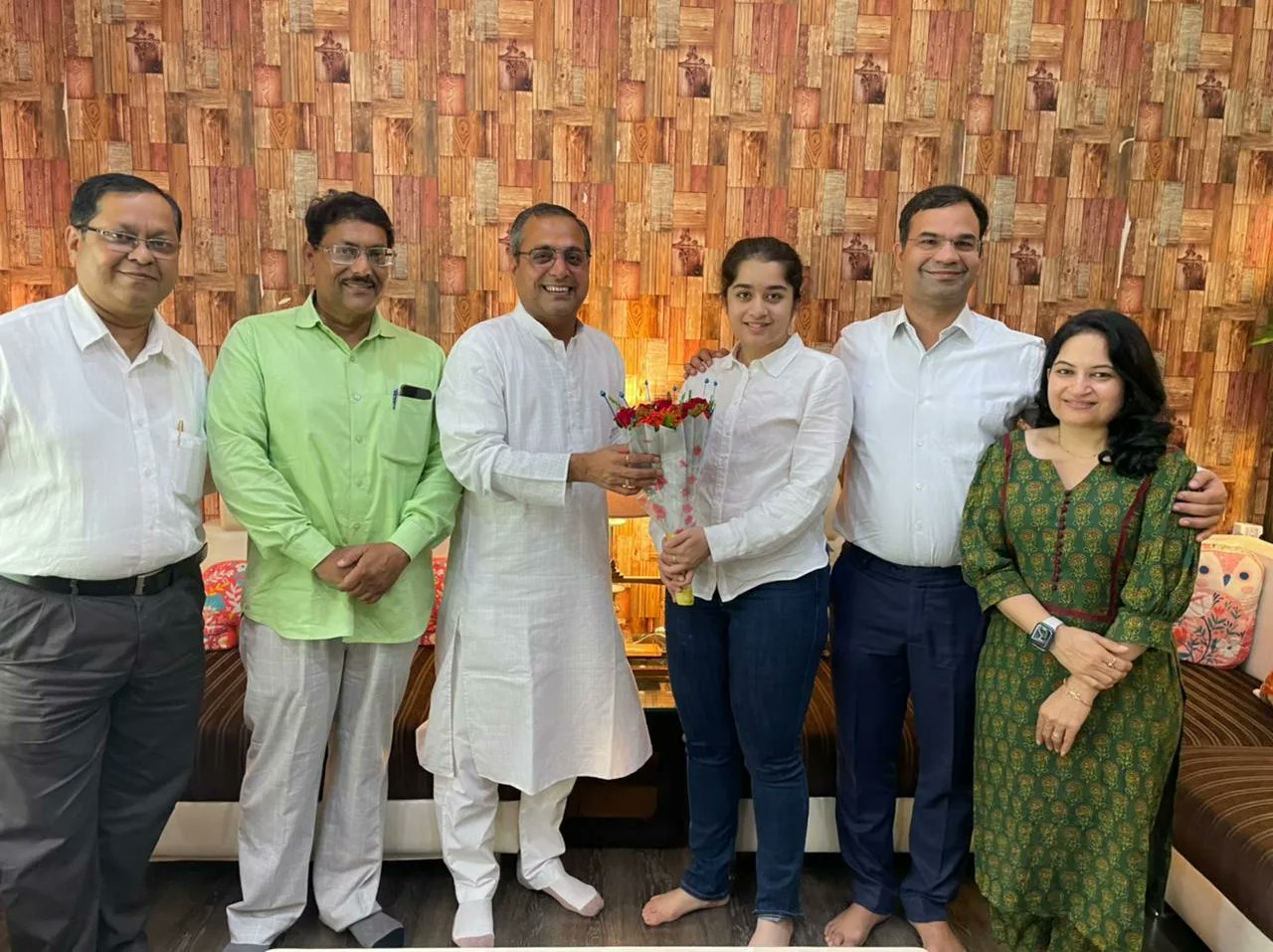 आज बिलासपुर में एसईसीएल के अधिकारी बीपी शर्मा की सुपुत्री शुभी शर्मा जिसने सीबीएसई की बारहवीं की परीक्षा में प्रदेश में प्रथम स्थान प्राप्त किया है उसको बधाई देने उनके निवास पहुँचा और माता-पिता सहित बेटी को बधाई दिया। आज बिलासपुर में एसईसीएल के अधिकारी बीपी शर्मा की सुपुत्री शुभी शर्मा जिसने सीबीएसई की बारहवीं की परीक्षा में प्रदेश में प्रथम स्थान प्राप्त किया है उसको बधाई देने उनके निवास पहुँचा और माता-पिता सहित बेटी को बधाई दिया।