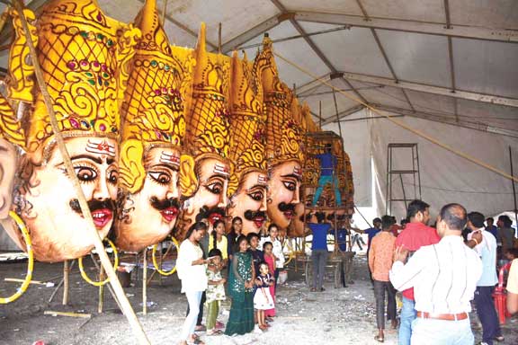 दहन से पहले आकार लेता महाबली रावण