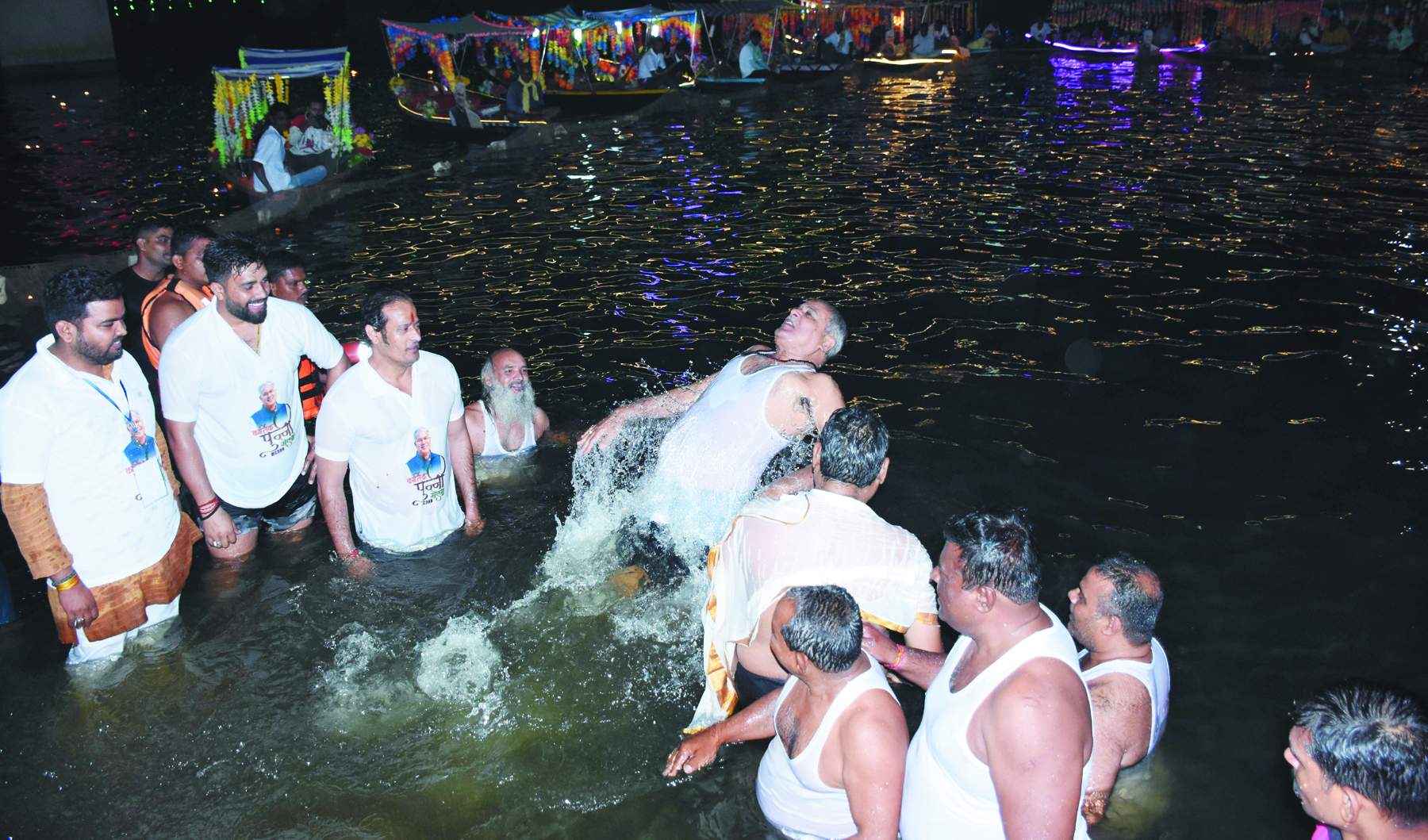 सीएम बघेल ने पवित्र पुन्नी स्नान किया सीएम बघेल ने पवित्र पुन्नी स्नान किया
