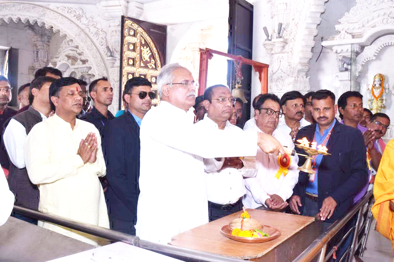 सीएम ने की मां बम्लेश्वरी की पूजा सीएम ने की मां बम्लेश्वरी की पूजा