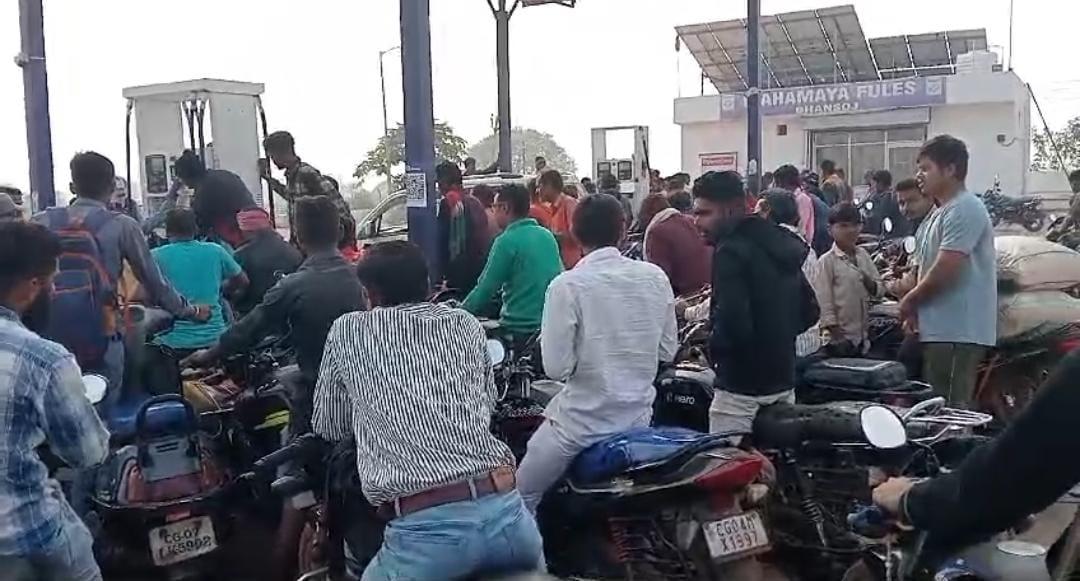राजधानी के बाहरी इलाकों के पेट्रोल पंप में भी लंबी कतारें...।