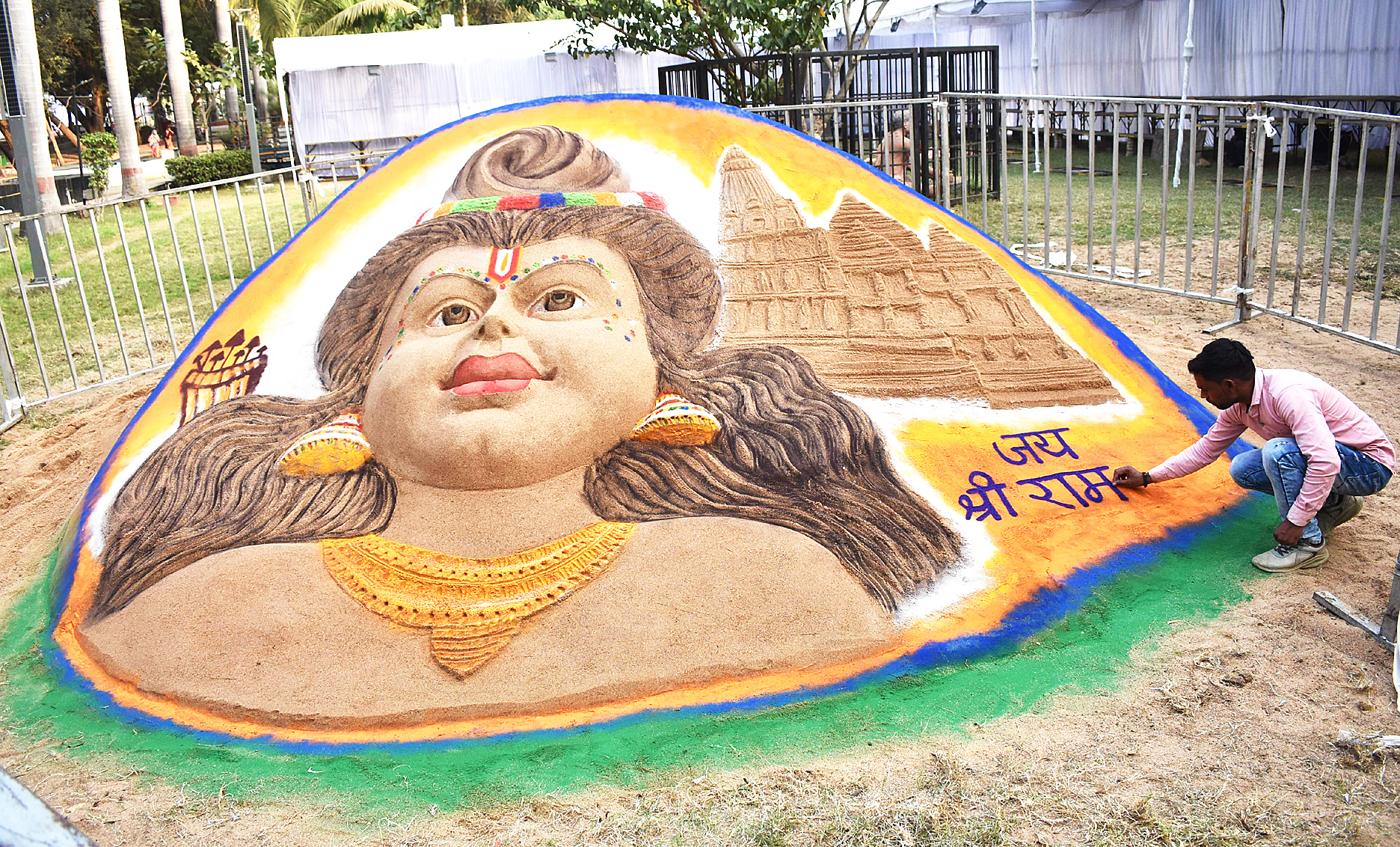 पुष्प-फल-सब्जी प्रदर्शनी में आकर्षित करती श्रीराम की कलाकृति पुष्प-फल-सब्जी प्रदर्शनी में आकर्षित करती श्रीराम की कलाकृति