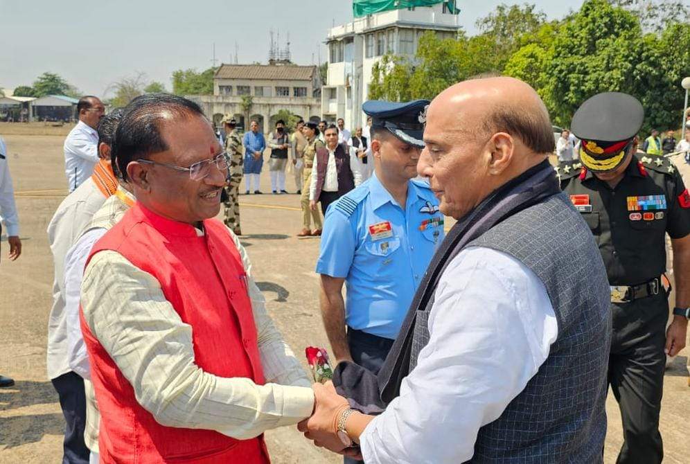 केंद्रीय मंत्री राजनाथ सिंह का विमानतल पर स्वागत केंद्रीय मंत्री राजनाथ सिंह का विमानतल पर स्वागत