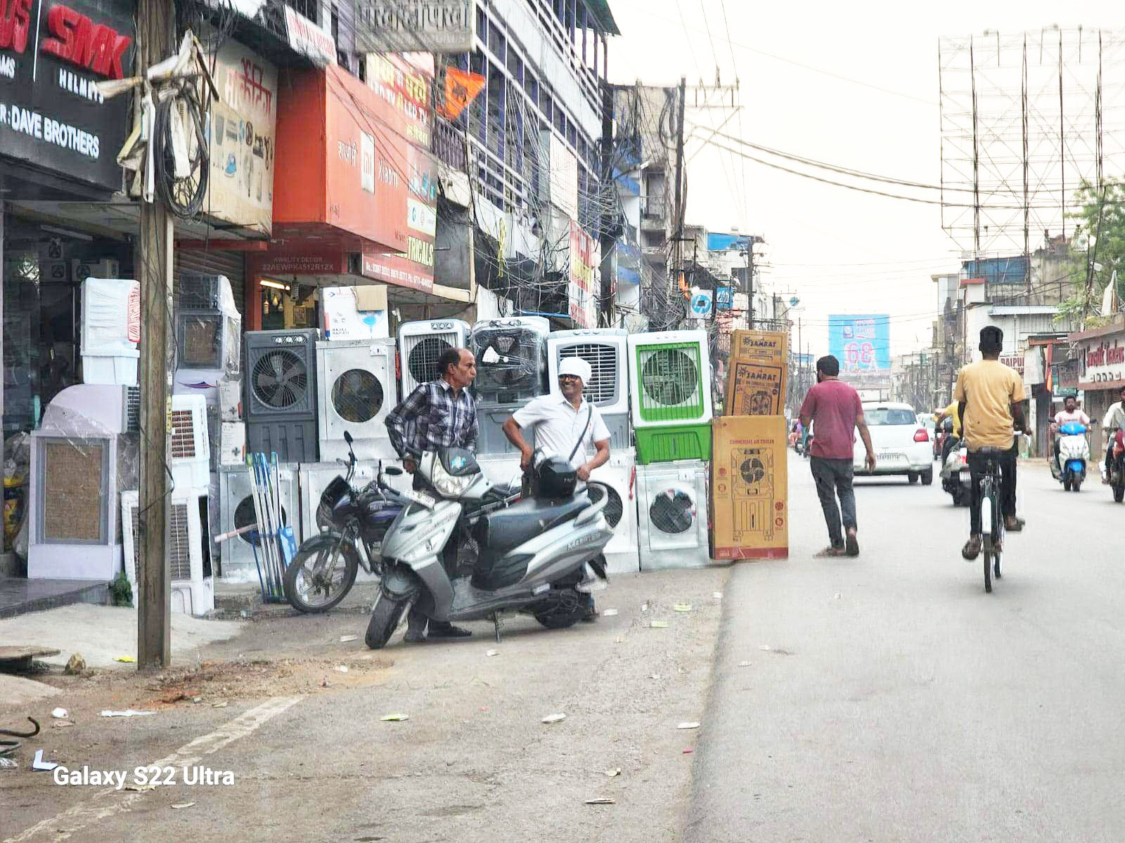 लाखों-करोड़ों की बड़ी-बड़ी दुकानें, उनकी नीयत भी सडक़ों पर लाखों-करोड़ों की बड़ी-बड़ी दुकानें, उनकी नीयत भी सडक़ों पर